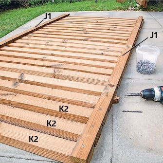 Byg Listebeklædning Skur: Listemodulerne skrues sammen Listebeklædning Skur